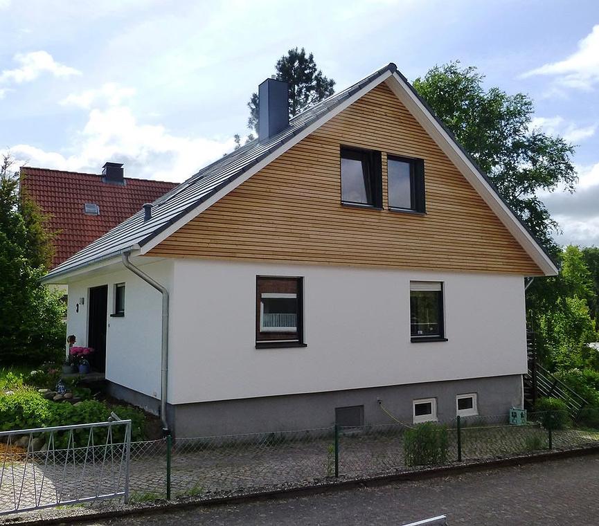 Bild 1 Maler - arbeiten  Haus Holzfassade Klinker Giebel u. Dachüberüberstand Traufe 