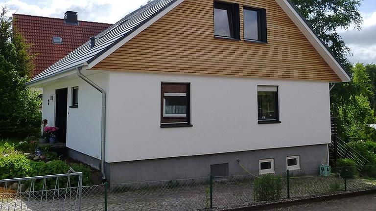 Vorschaubild Maler - arbeiten  Haus Holzfassade Klinker Giebel u. Dachüberüberstand Traufe 