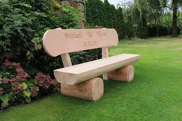 Bild 12 Gartenlaube aus Baumstamm. Überdachte Gartenmöbel. Holzbank mit Dach.