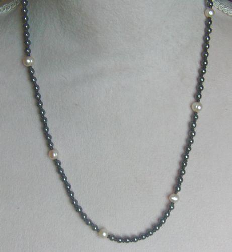 Bild 1 Edelsteinkette mit den Hämatit und Zuchtperlen