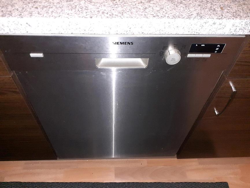 Bild 2 komplette Küche mit Herd/Ofen sowie Spülmaschine.