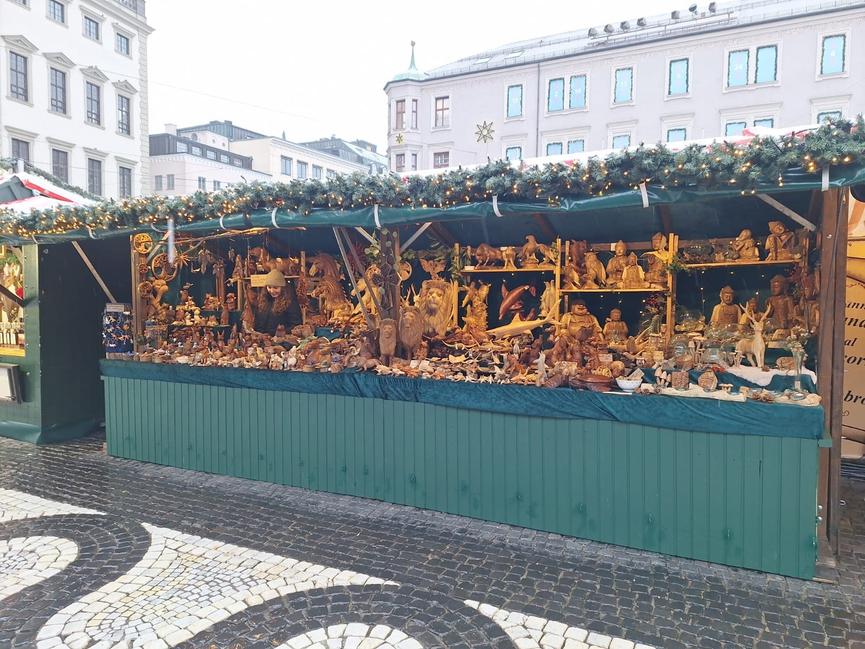 Bild 1 Weihnachtsmarkt Augsburg- Verkauf von fair gehandeltem Kunsthandwerk