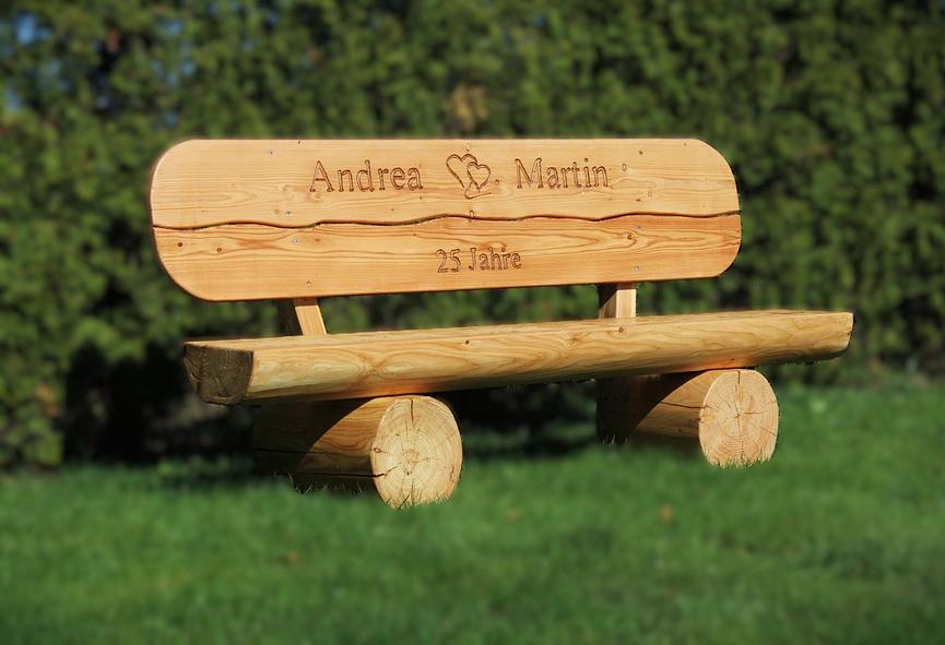 Bild 6 Gartenbänke aus Lärchenholz mit Gravur. Hochzeitsgeschenk.