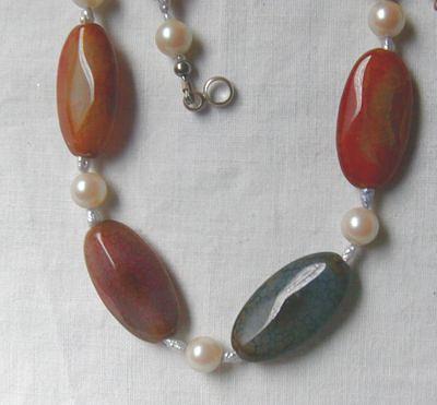 Bild 5 Regenbogenachatkette garniert mit Perlen