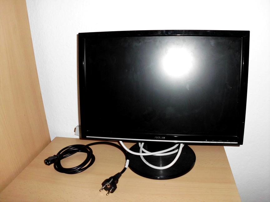 Bild 4 ich gebe hier einen asus pc monitor plus tischlampe nur für 8euro ab
