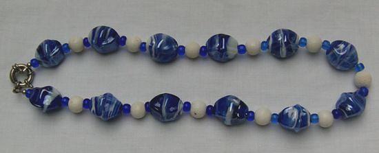 Bild 2 Halskette mit blau-weisseb Perlmutt und weissen Lava