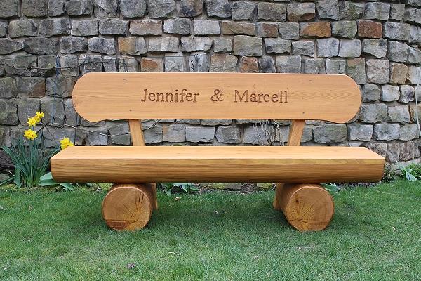 Bild 1 Gartenbank aus Lärche mit Gravur. #Hochzeitsgeschenk. #Weinachtsgeschenk. #Holz
