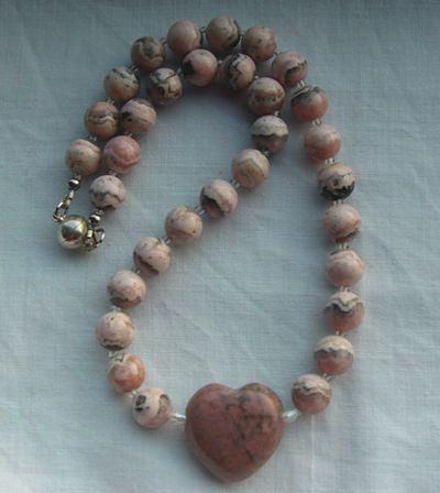 Bild 3 Rhodochrositkette mit eingefassten Rhodochrositherz