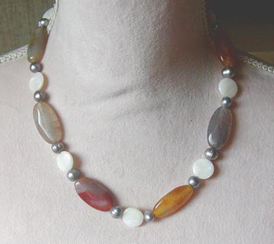 Bild 3 Edelsteinkette mit Achaten, Perlmutt und Perlen