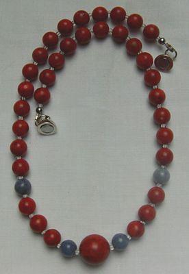 Bild 3 Korallenkette mit Blauquarzeinlagen