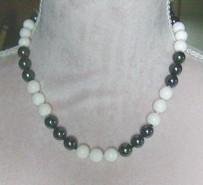 Bild 1 Edelsteinkette, weisser Lava mit schwarzen Hämatit