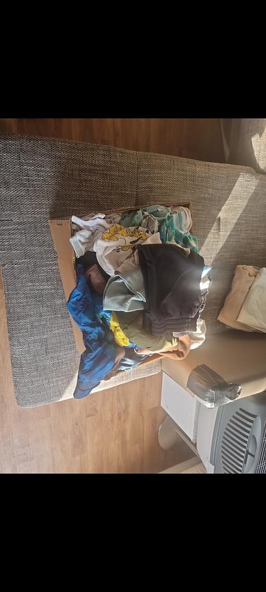 Bild 12 Kinder Klamotten unter ein 1zu verkaufen und ein großen Karton mit Kinder Spielz