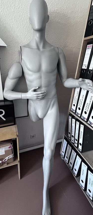 Bild 4 Schaufensterpuppen weiblich und männlich mit Standhalter