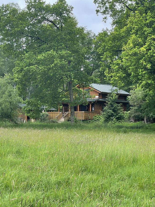 Bild 45 KANADISCHES BLOCKHAUS (FERIENHAUS) AM WALDRAND - LK ROW