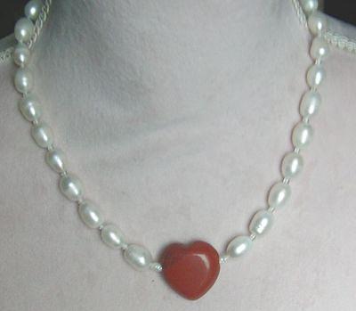 Bild 5 Herzkette, rotes Karneolherz mit weisser Süsswasserperle