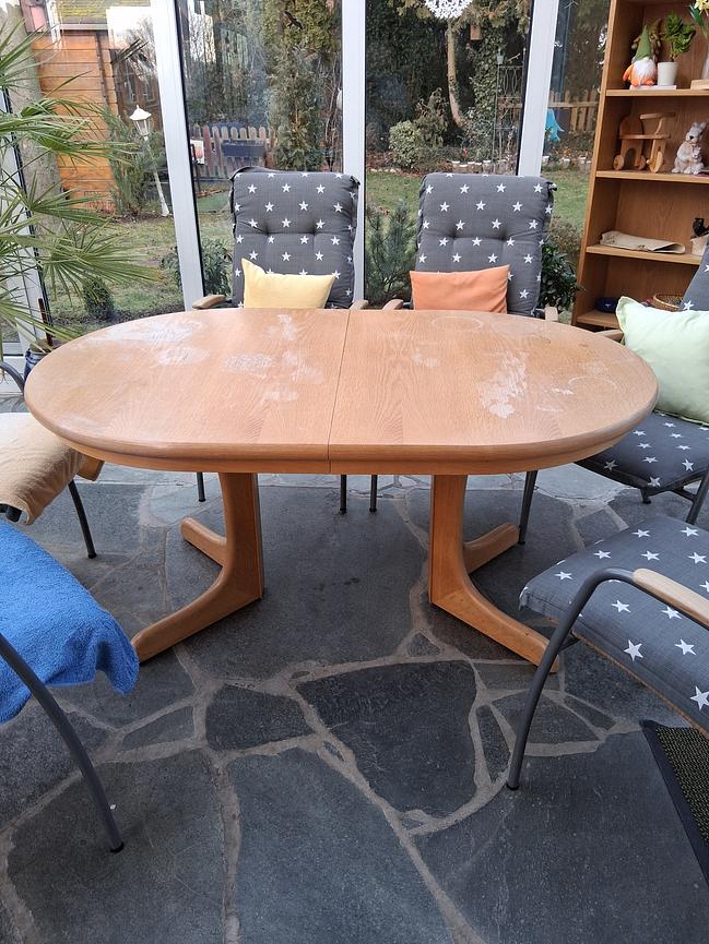 Bild 2 Esszimmertisch und Vitrinenschrank