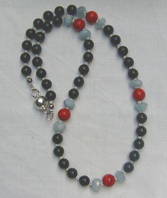 Bild 2 Edelsteinkette mit den Onyx, den Aquamarin und die Koralle