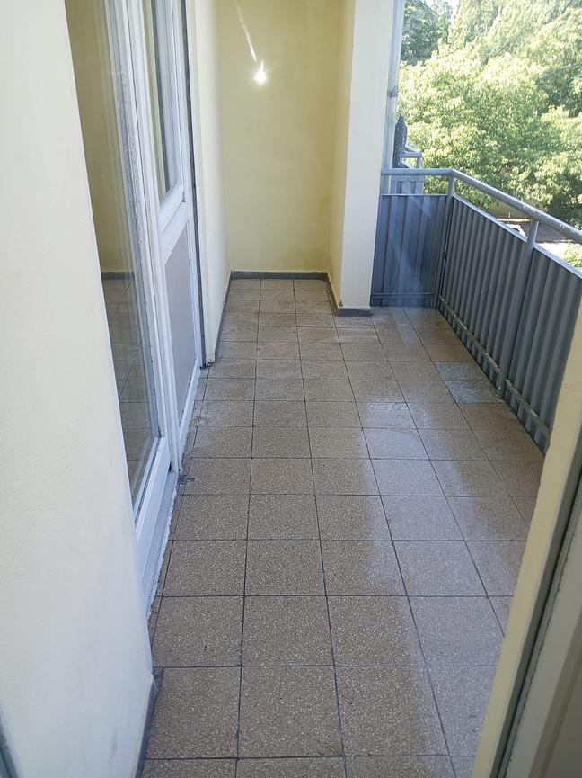 Bild 4 Helles, ruhiges Zimmer mit Balkon in Frauen-WG