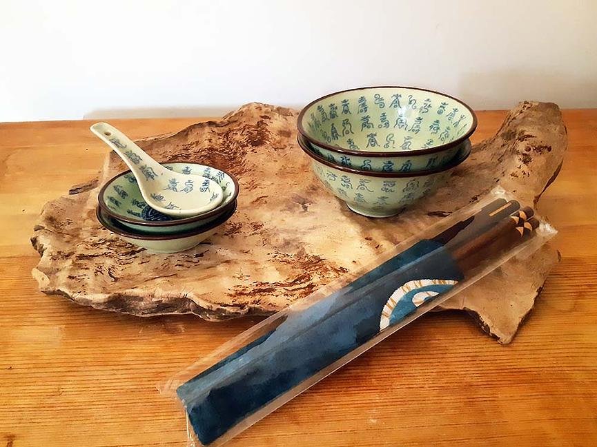Bild 3 7-teiliges Set aus grüner Celadon Keramik mit asiatischen Schriftzeichen