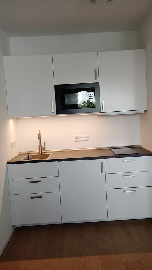Bild 1 Einbauküche IKEA weiß, zum Ausbau Br.1,80m (2m mit Verblendung) 3 Jahre  1.150€