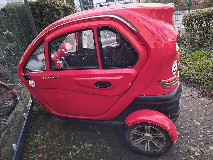 Bild 2 Bonn Kabinenroller rot voll funktionsfähig muss aufgeladen werden