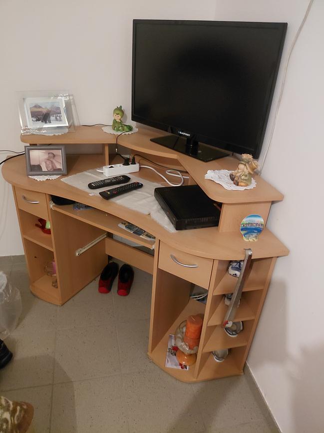 Bild 1 Bett, Tisch, Eckschreibtisch