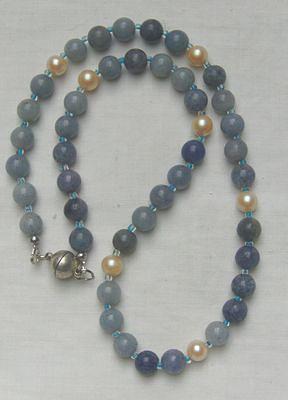 Bild 5 Blauquarzkette mit Perleneinlagen