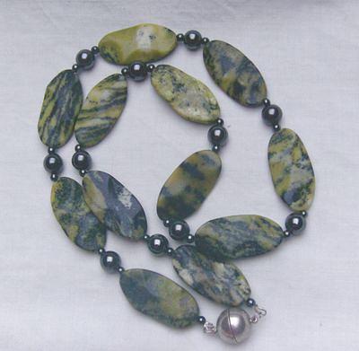 Bild 2 Türkiskette, Longkette, mit eingefassten Hämatitsteinen