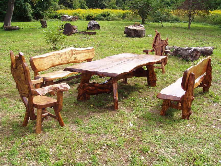 Bild 13 Rustikale Gartenmöbel