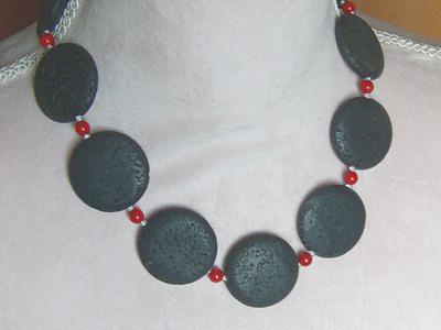 Bild 5 Lavakette mit roten Korallenperlen