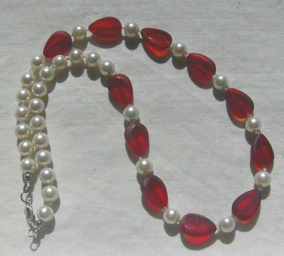 Bild 4 Halskette, rote, facettierte Glasteine mit Weissen Perlen