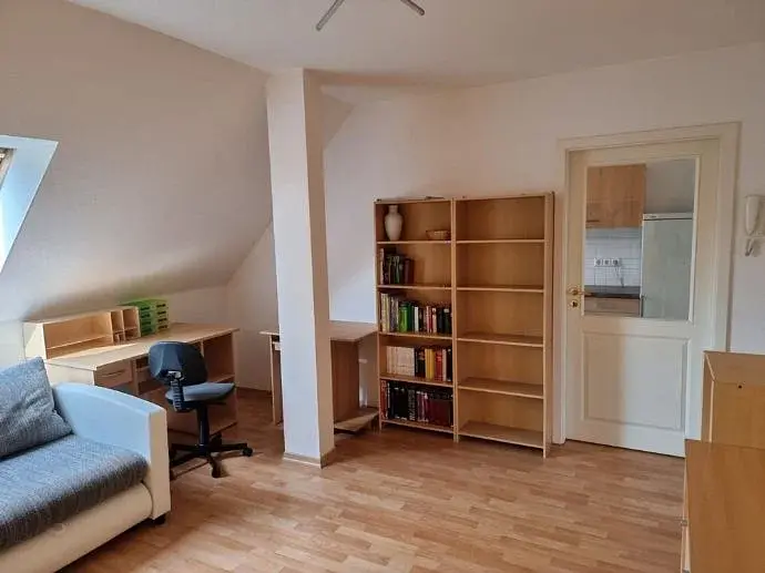 Bild 1 Ich vermiete eine 2-Zimmer-Dachgeschosswohnung mit Küche, Bad und Flur in Golis