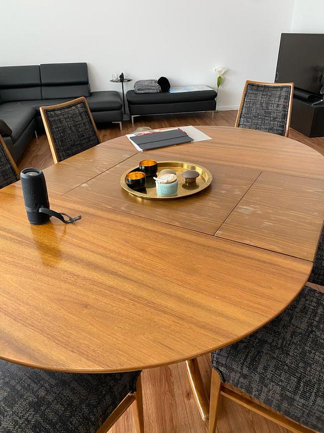Bild 2 Zu verschenken 4 Stühle mit Holztisch Durchmesser 120cm 