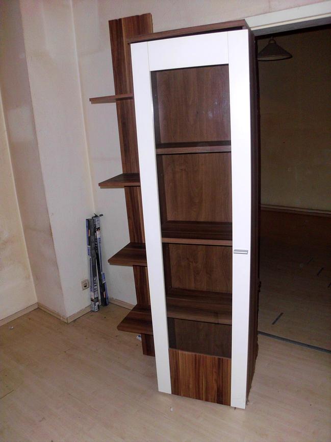 Bild 1 glasvirtinen schrank mit regal an der seite zu verschenken