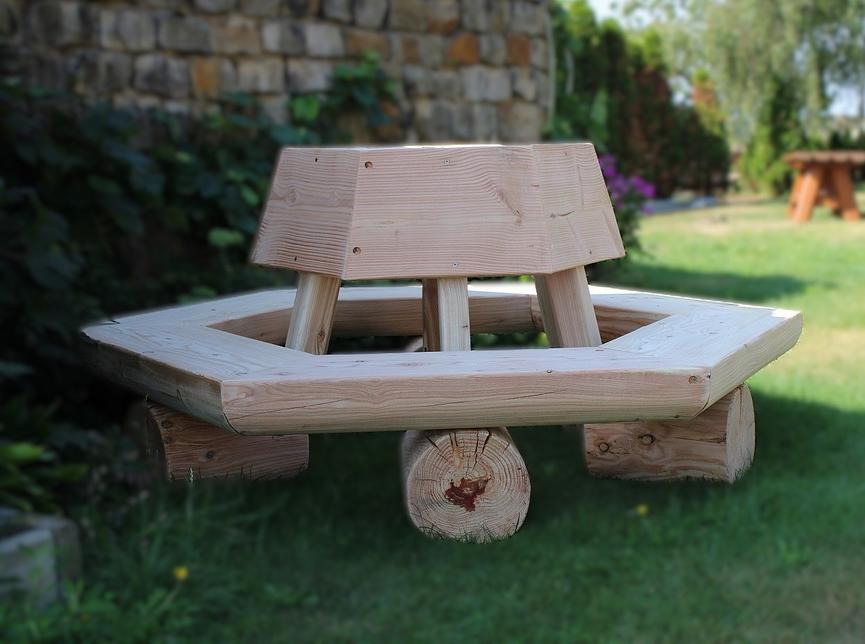 Bild 2 Baumbänke aus Lärchen- bzw. Douglasienholz.