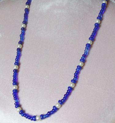 Bild 4 Longkette, blauer Rocaille mit Perleneinlage