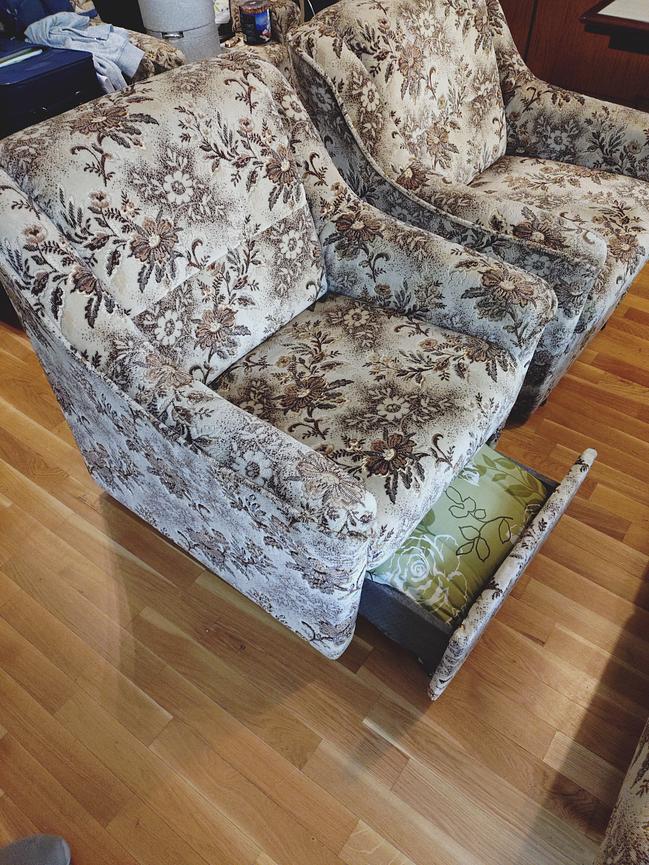 Bild 2 Sessel (vier zusammen = 70€) oder einzeln abzugeben