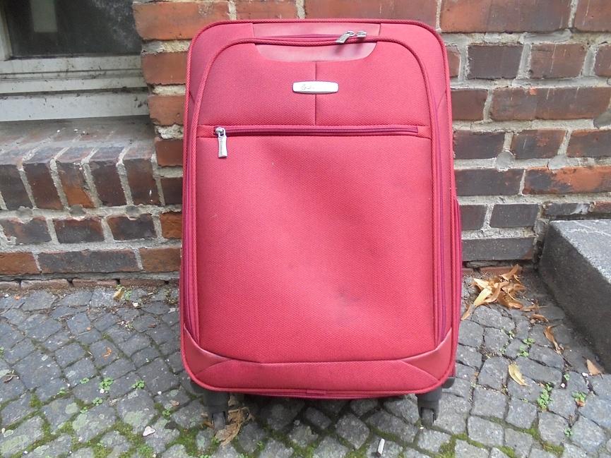 Bild 1 Roter Koffer mit Rädern für 4 Euro