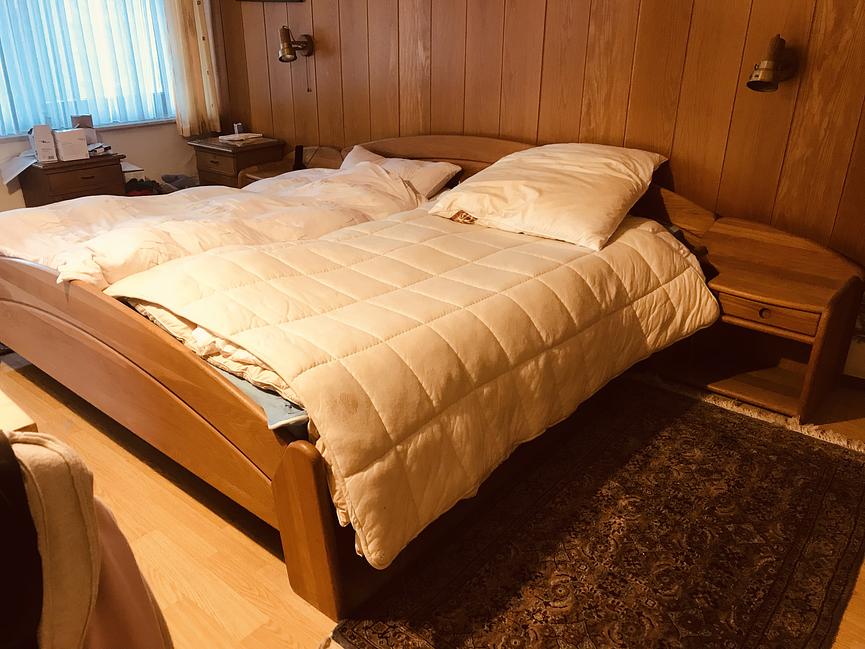 Bild 3 massives Doppelbett 2mx2m mit Nachtschränkchen