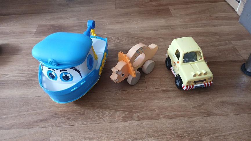 Bild 15 Kinder Klamotten unter ein 1zu verkaufen und ein großen Karton mit Kinder Spielz