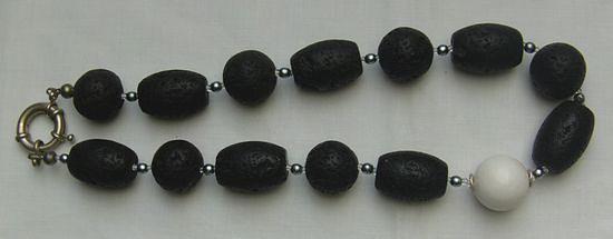 Bild 2 elegante Lavakette mit weitlich eingefasster weisser Koralle