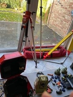 Bild 4 Ababe von Vermessungsequipment Tachymeter usw.