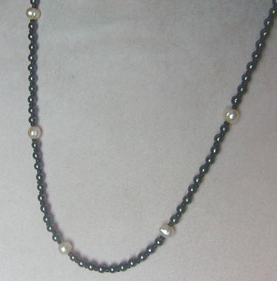 Bild 4 Edelsteinkette mit den Hämatit und Zuchtperlen