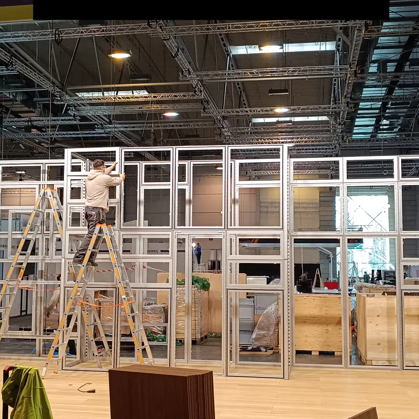 Bild 1 Messestandmonteur hilft in Düsseldorf