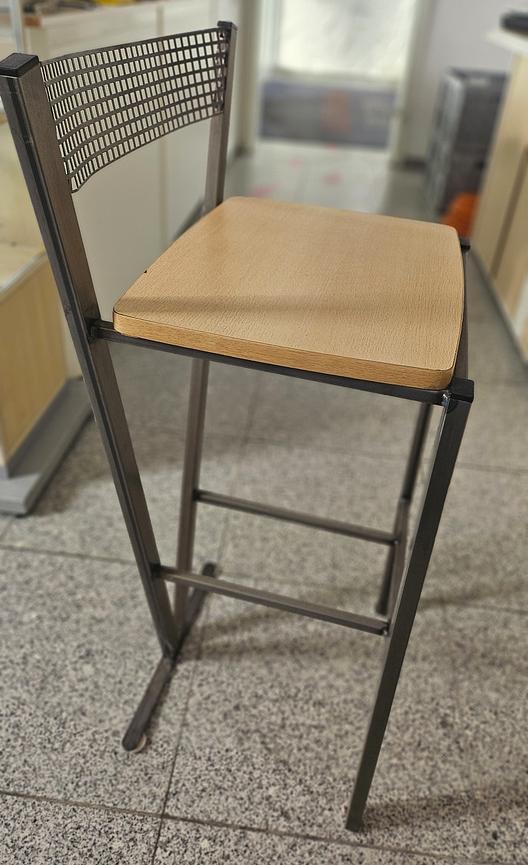 Bild 2 Verschenke Barstuhl mit Lehne - Holzsitzfläche und Metallrahmen