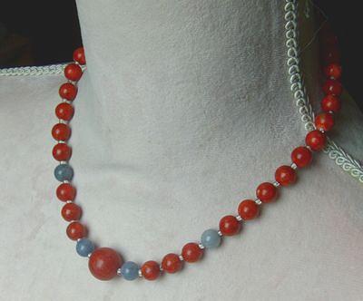 Bild 6 Korallenkette mit Blauquarzeinlagen