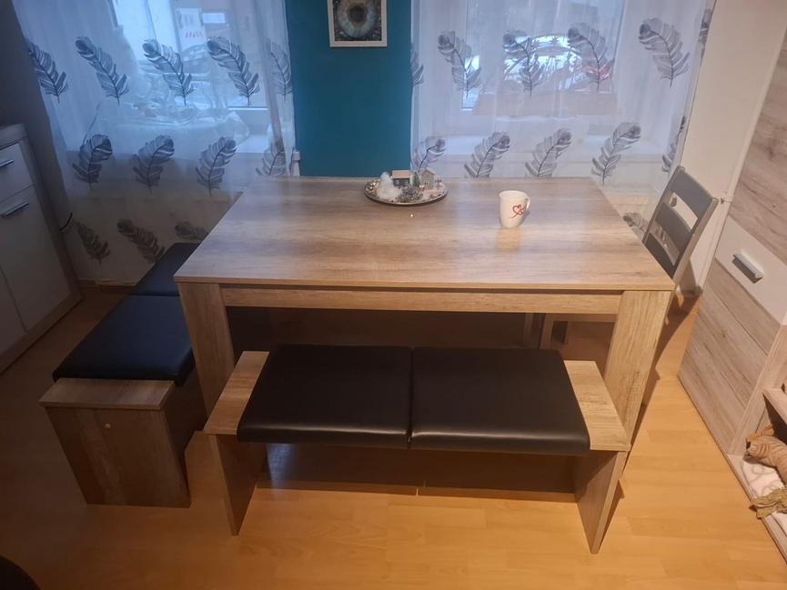 Bild 1 Wohnwand und esstisch mit sitzbänken