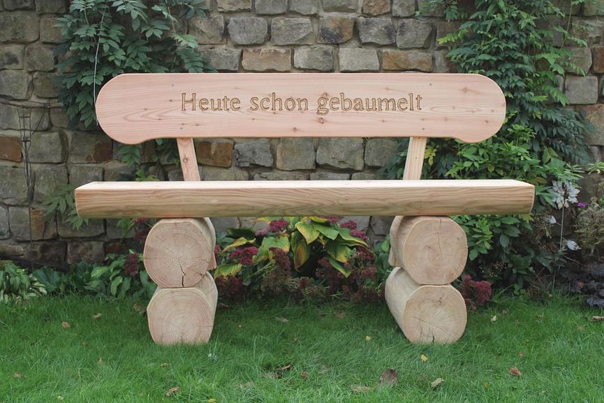 Bild 9 Baumstammbank mit Armlehne. Gartenbank mit Gravur. Hochzeitsgeschenk.