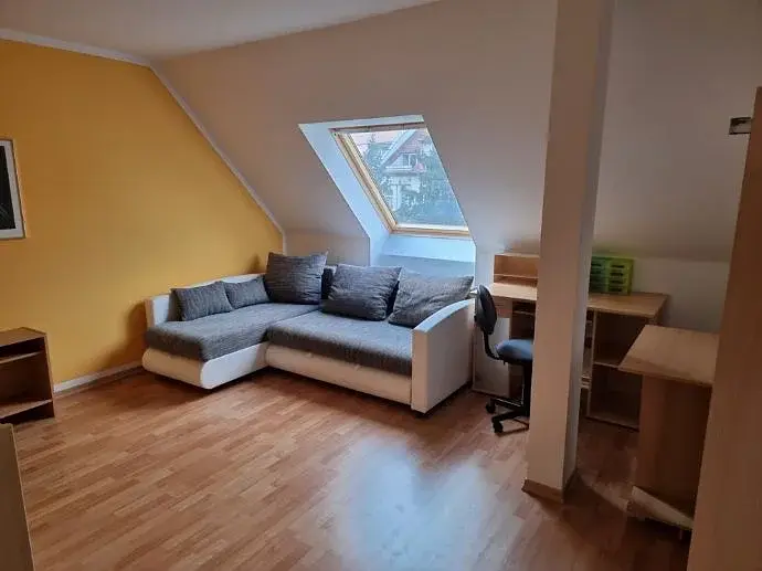 Bild 5 Ich vermiete eine 2-Zimmer-Dachgeschosswohnung mit Küche, Bad und Flur in Golis