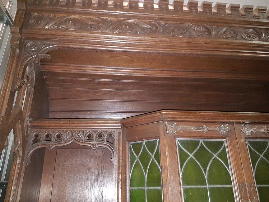Bild 9 altes Buffet ca 200 Jahre alt mit Bleiverglasung 2,75 hoch 1,60 breit 80 tief ec